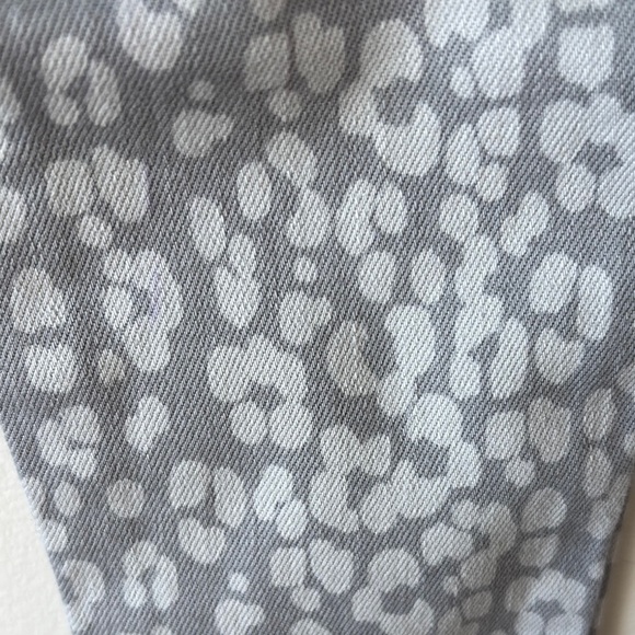 GAP Gray Leopard Print Jeans with Elastic Waistband - Picture 3 of 3